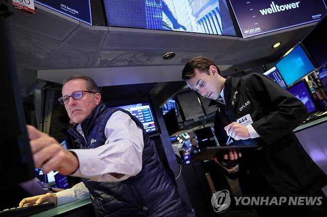NYSE 입회장에서 일하는 트레이더들의 모습 [연합뉴스 자료사진]