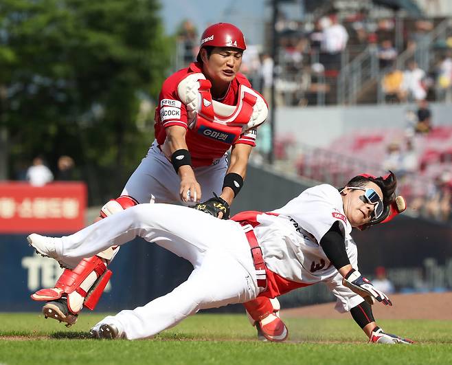 SSG 랜더스 포수 김민식은 7회초 오른쪽 담을 넘어가는 동점 솔로 아치를 그렸다. [연합뉴스]
