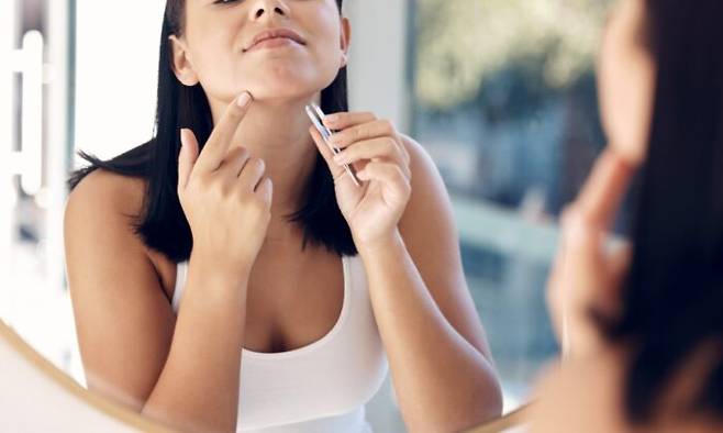 폐경에 이르지 않은 젊은 여성의 입 주변으로 굵은 털이 자란다면 원인 질환이 있는 건 아닌지 체크해볼 필요가 있다. [사진=PeopleImages/게티이미지뱅크]