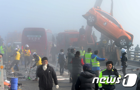 지난 2015년 5월11일 인천 영종대교에서 발생한 106중 추돌사고.(뉴스1DB)