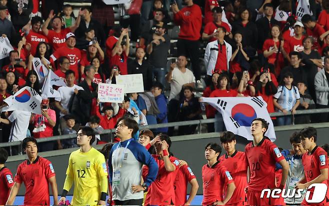 8일(현지시간) 아르헨티나 라플라타 라플라 스타디움에서 열린 'FIFA U-20 월드컵 아르헨티나 2023' 준결승전 한국과 이탈리아의 경기에서 2대1로 패배한 대한민국 선수들이 아쉬운 표정을 짓고 있다. 2023.6.9/뉴스1 ⓒ News1 이승배 기자