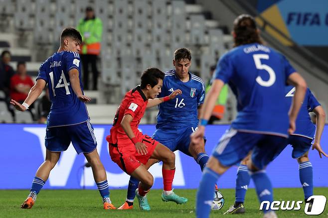 8일(현지시간) 아르헨티나 라플라타 라플라 스타디움에서 열린 'FIFA U-20 월드컵 아르헨티나 2023' 준결승전 한국과 이탈리아의 경기에서 배서준이 드리블 도중 상대 거친 수비에 넘어지고 있다. 2023.6.9/뉴스1 ⓒ News1 이승배 기자