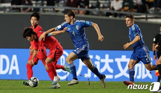 8일(현지시간) 아르헨티나 라플라타 라플라 스타디움에서 열린 'FIFA U-20 월드컵 아르헨티나 2023' 준결승전 한국과 이탈리아의 경기에서 이승원이 드리블 도중 넘어지고 있다. 2023.6.9/뉴스1 ⓒ News1 이승배 기자