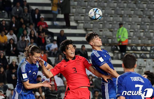 8일(현지시간) 아르헨티나 라플라타 라플라 스타디움에서 열린 'FIFA U-20 월드컵 아르헨티나 2023' 준결승전 한국과 이탈리아의 경기에서 황인택이 공중볼 경합을 벌이고 있다. 2023.6.9/뉴스1 ⓒ News1 이승배 기자