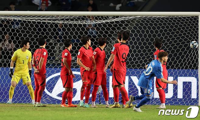 8일(현지시간) 아르헨티나 라플라타 라플라 스타디움에서 열린 'FIFA U-20 월드컵 아르헨티나 2023' 준결승전 한국과 이탈리아의 경기에서 이탈리아 시모네 파푼디에게 한국 대표팀이 두 번째 골을 허용하고 있다. 2023.6.9/뉴스1 ⓒ News1 이승배 기자