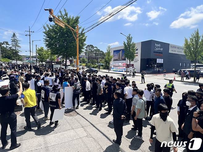 9일 강원대 춘천캠퍼스 정문에서 긴급 기자회견을 마친 윤석열 퇴진 강원운동본부가 경찰이 피켓과 스피커 사용을 금지하자 양측이 충돌하고 있다.  2023.6.9 한귀섭 기자