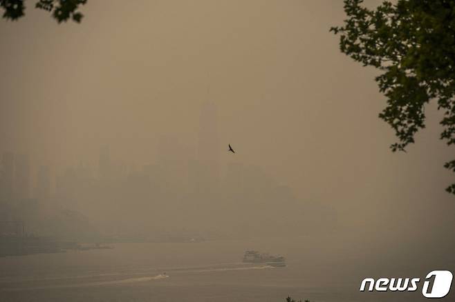 7일 (현지시간) 캐나다에서 발생한 산불의 영향으로 연기로 덮여 뿌연 뉴욕 빌딩과 허드슨 강의 보트가 보인다. 2023.6.8 ⓒ AFP=뉴스1 ⓒ News1 우동명 기자