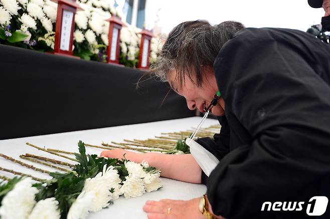 광주 '학동 참사' 2주기인 9일 오후 광주 동구 증심사입구역 인근 사고 현장에서 열린 추모식에서 유족들이 헌화한 뒤 오열하고 있다. 지난 2021년 6월9일 광주 동구 학동4구역 재개발 지역에서 철거공사 중이던 5층 건물이 무너져 내려 정차한 54번 버스가 매몰, 탑승객 17명 중 9명이 숨졌다.2023.6.9/뉴스1 ⓒ News1 이승현 기자