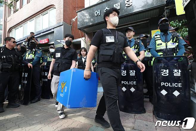 9일 오후 서울 영등포구 대림동 민주노총 건설노조 사무실에서 경찰 수사관들이 집시법 위반 등 혐의로 압수수색을 마친 뒤 압수품을 들고 나서고 있다. (공동취재) 2023.6.9/뉴스1 ⓒ News1 구윤성 기자