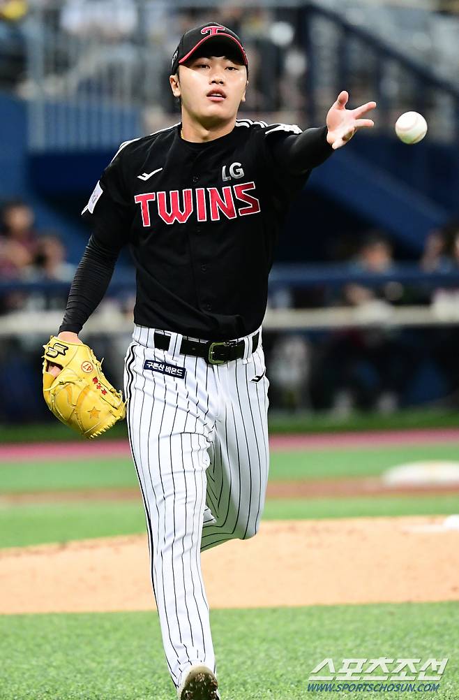 2023 KBO리그 LG트윈스와 키움히어로즈의 경기가 8일 고척스카이돔에서 열렸다. LG 선발 김윤식이 5회말 2사 2루에서 키움 김수환을 땅볼 처리하고 있다.  고척=최문영 기자deer@sportschosun.com /2023.06.08/