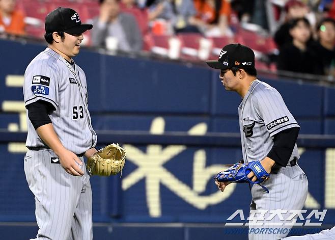고개숙인 신인을 향해 웃음을 지어 보이는 에이스