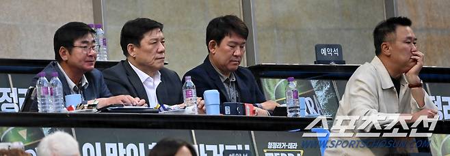 2023 KBO리그 한화 이글스와 두산 베어스의 경기가 2일 잠실야구장에서 열렸다. 경기장을 찾은 허구연 KBO 총재와 류중일 항저우 아시안게임 야구대표팀 감독, 조계현 전력강화위원장 등이 경기를 지켜보고 있다. 잠실=허상욱 기자wook@sportschosun.com/2023.05.02/