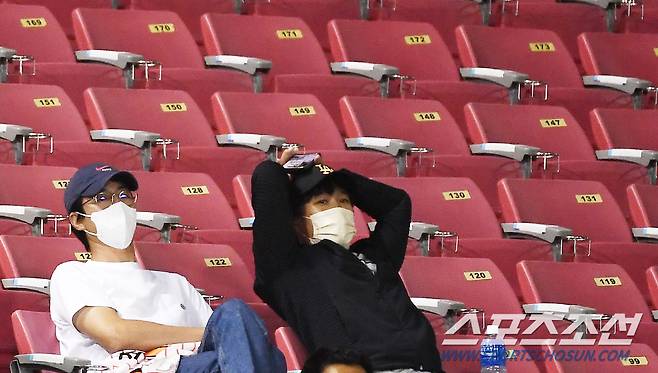 7회 역전을 당한 한화. 초연한 자세로 경기를 지켜보는 조인성과 차태현 '아직 경기 안 끝났다'