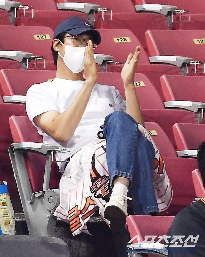유니폼까지 챙겨온 진정한 보살팬 조인성은 모든 걸 초연한 듯 최선을 다한 한화 선수들을 향해 박수를 보냈다.