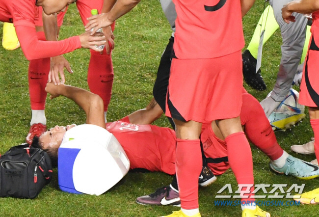 11일 오후 화성종합경기타운에서 열린 대한민국과 아이슬란드의  축구대표팀 평가전. 쓰러진 박지수가 고통스러워하고 있다. 화성=정재근 기자 cjg@sportschosun.com/2022.11.11/