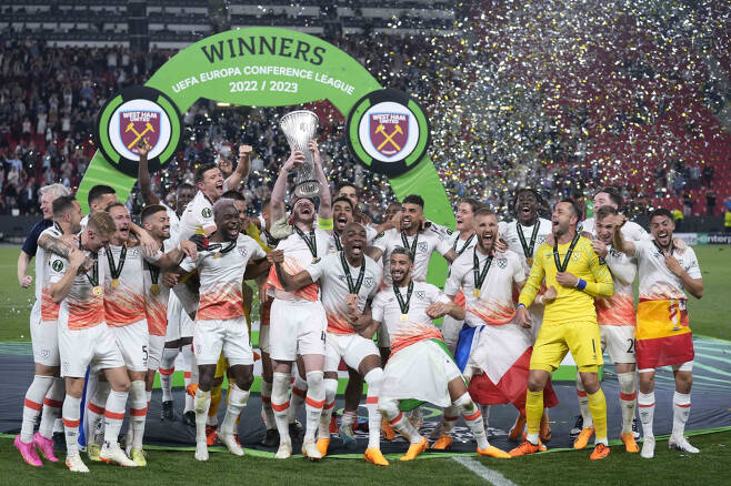 West Ham players celebrates with the trophy after winning the Europa Conference League final soccer match against Fiorentina and West Ham at the Eden Arena in Prague, Wednesday, June 7, 2023. (AP Photo/Darko Bandic)<저작권자(c) 연합뉴스, 무단 전재-재배포 금지>