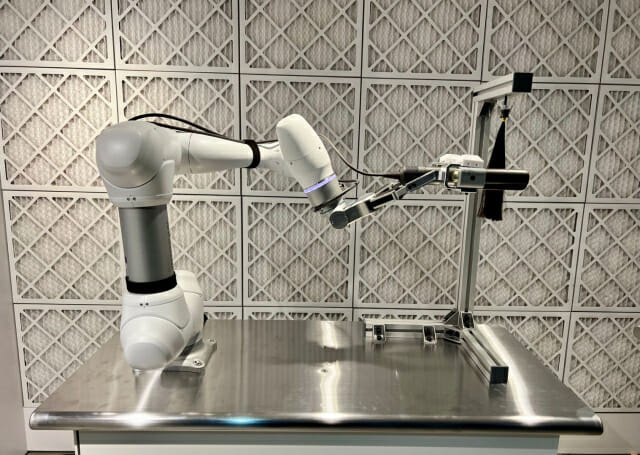 두산로보틱스 협동로봇 'M시리즈'가 다이슨 신제품 시연을 진행하고 있다. (사진=두산로보틱스)