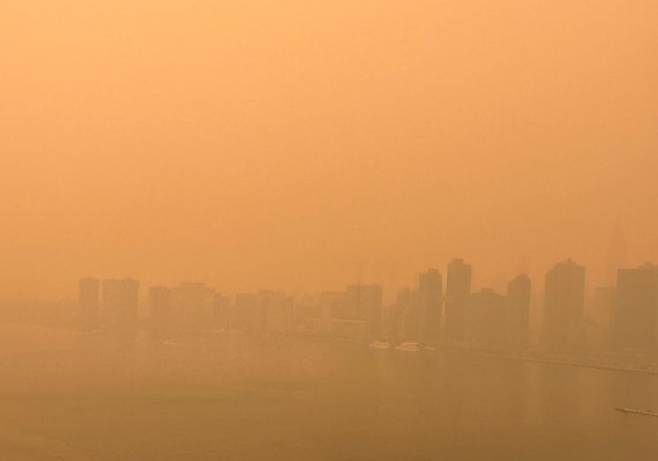 7일(현지시간) 미국 뉴욕 퀸즈 지역에서 본 맨해튼이 연기에 뒤덮여 있다.