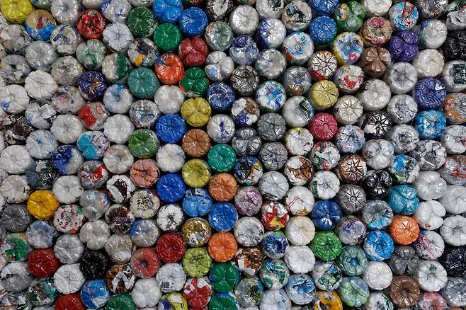 미국 뉴햄프셔주 배링턴에 있는 플라스틱리사이클닷컴 창업자 네이선 그레이의 작업장에서 소나무 목재와 에코 브릭으로 만든 벽 패널./EPA 연합뉴스