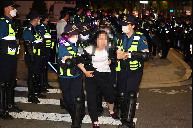 10여 차례 경고 후 한명씩 끌고 나갔다... 경찰, 대법 앞 '노숙시위' 강제해산