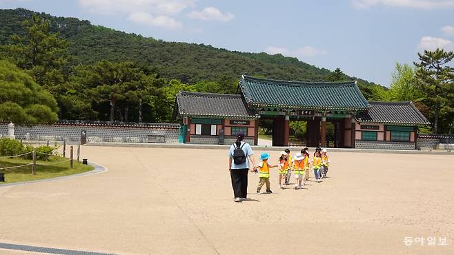 현충사를 찾은 어린이 방문객들. 안영배 기자