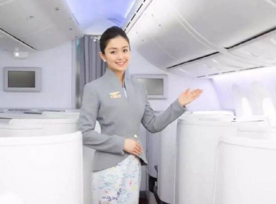하이난 항공 승무원 <펑파이 캡처>