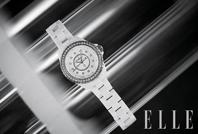 12개의 다이아몬드 인디케이터가 세팅된 화이트 세라믹 소재의 33mm J12 워치는 Chanel Watches.