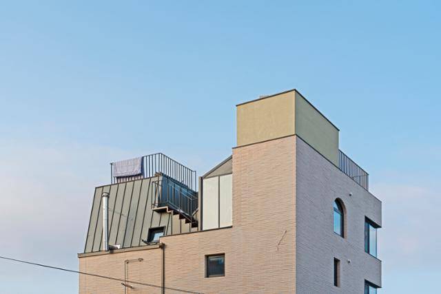 데크 테라스가 있는 옥상에서 주변 풍경을 파노라마로 조망할 수 있다. 황효철 건축사진작가 제공