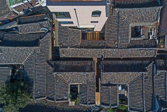 건물을 둘러싼 한옥 기와의 모습. 건물의 차경을 풍성하게 만들어주는 요소다. 황효철 건축사진작가 제공