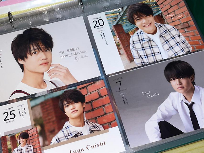 일본 대형 연예기획사 쟈니스 소속 아이돌 그룹인 리토루 칸사이의 멤버 오오니시 후가를 좋아하는 박현정(18)양이 모은 포토카트들. 박현정양 제공