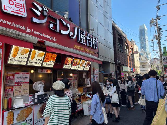 토요일인 3일 오후 도쿄 신오쿠보의 골목에 있는 길거리 음식 상점 앞에 많은 손님이 줄을 지어 기다리고 있다. 도쿄=최진주 특파원