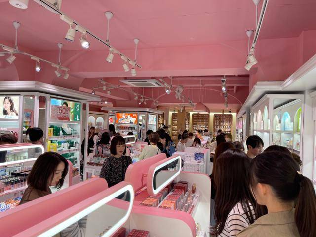 토요일인 3일 오후 도쿄 신오쿠보의 골목에 있는 한국 화장품 매장이 많은 손님으로 꽉 차 있다. 도쿄=최진주 특파원