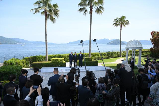 윤석열(오른쪽) 대통령과 조 바이든(왼쪽) 미국 대통령, 기시다 후미오 일본 총리가 지난달 21일 일본 히로시마 G7 정상회의장인 그랜드 프린스 호텔에서 열린 한미일 정상회담에서 포즈를 취하고 있다. 대통령실 제공