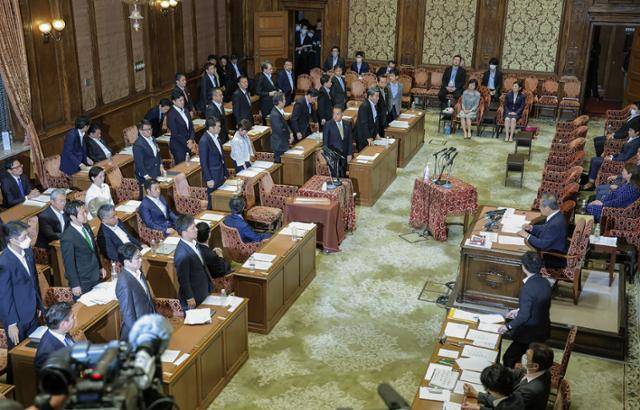 9일 일본 중의원 내각위원회에서 의원들이 '성소수자 이해증진법안'에 자리에서 일어나 동의를 표하는 방식으로 표결하고 있다. 이날 초당파 의원이 합의한 초안보다 후퇴한 수정안이 통과됐다. 도쿄=AFP·지지 연합뉴스