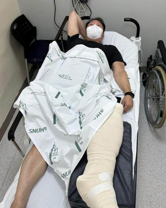 최태원 대한상의 회장이 9일 사회관계망서비스(SNS)에 공개한 부상당해 깁스한 자신의 모습. 최 회장 SNS 캡처