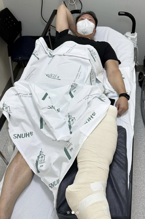 최태원 SK 회장이 테니스를 치다 아킬레스건이 파열되는 부상을 입었다./사진=최태원 회장 인스타그램 캡쳐
