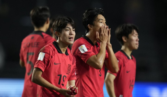 김은중 감독이 이끌고 있는 한국 20세 이하 월드컵축구대표팀 선수들이 9일(한국시간) 아르헨티나에서 열린 2023 FIFA 20세 이하 월드컵 이탈리아와 준결승을 마친 뒤 결과에 아쉬워하고 있다. 한국은 이탈리아에 1-2로 졌다. [사진=뉴시스]