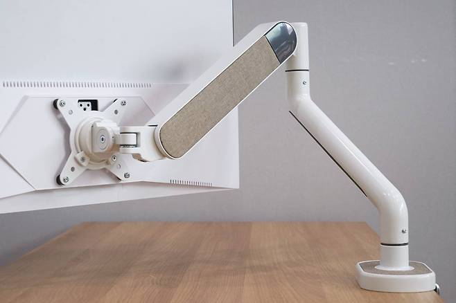 카멜마운트 CA3 패브릭 디자인 모니터암의 기본적인 다자인 및 형태. 출처=IT동아