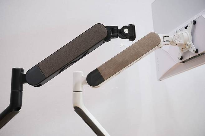 색상은 검은색과 백색이 있고, 패브릭의 색상도 조금 다르다. 출처=IT동아