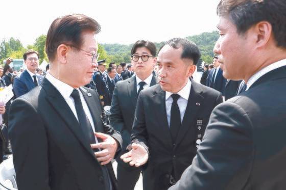 더불어민주당 이재명 대표가 6일 서울 동작구 국립서울현충원에서 열린 제68회 현충일 추념식장에서 최원일 전 천안함장(가운데)으로부터 항의를 받고 있다. 대통령실사진기자단