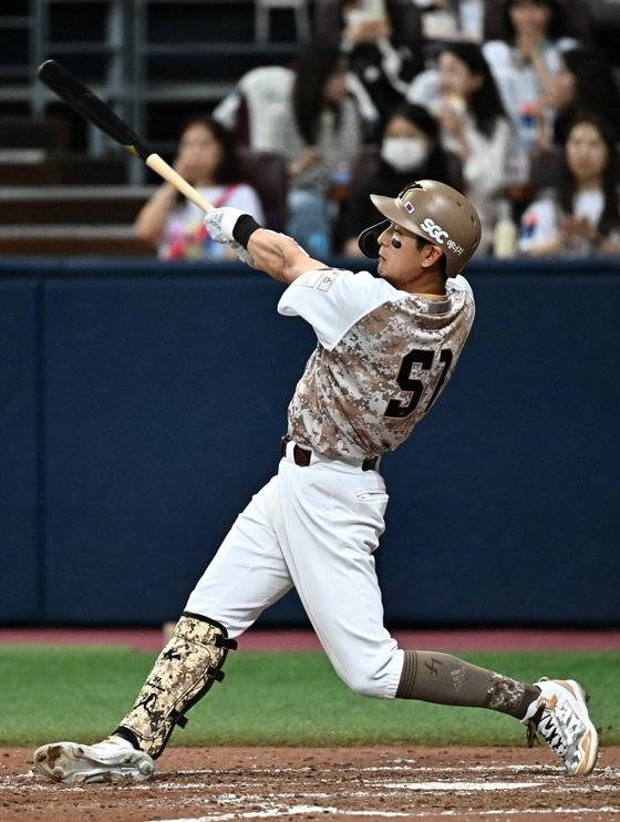 3루타를 때려내는 이정후. 뉴스1