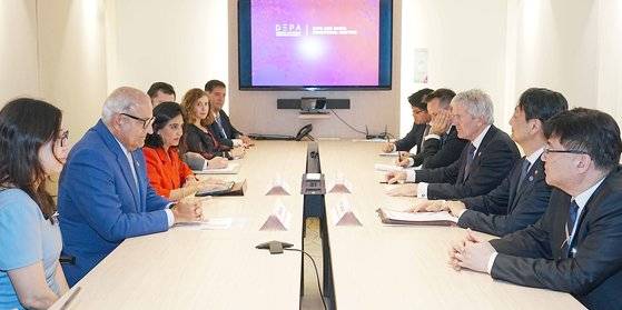 안덕근(오른쪽에서 두번째) 산업통상자원부 통상교섭본부장이 8일(현지시간) 프랑스 파리에서 싱가포르·칠레·뉴질랜드 등 3개국 통상 장차관과 만나 세계 최초의 다자간 디지털통상협정인 디지털경제동반자협정(DEPA) 가입협상 실질타결을 선언했다. 산업통상자원부