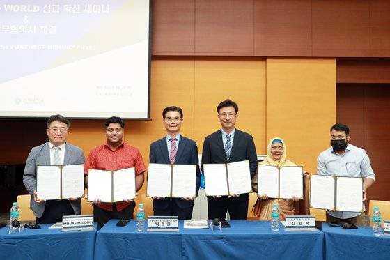 삼육대 김일목 총장(왼쪽에서 세번째)은 방글라데시 지자체·대학·사회복지시설·NGO 등과 다자간 MOU를 체결했다