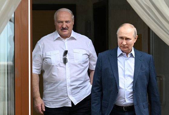 블라디미르 푸틴(오른쪽) 러시아 대통령과 알렉산드르 루카셴코 벨라루스 대통령이 9일(현지시간) 러시아 소치에서 비공식 정상회담을 하고 있다. 로이터=연합뉴스
