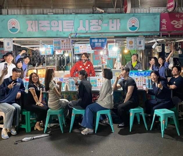 방송인 노홍철씨가 지난달 27일 서울 광장시장 제주맥주 팝업스토어를 방문한 뒤 자신의 인스타그램에 올린 사진./ 사진=노홍철 인스타그램(@rohongchul)