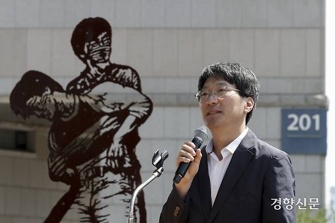 6.10민주항쟁 기념일을 하루 앞둔 9일 서울 연세대학교 한열동산에서 열린 제36주기 이한열 열사 추모식에서 이 열사의 동생 이훈열씨가 발언을 하고 있다. 문재원 기자