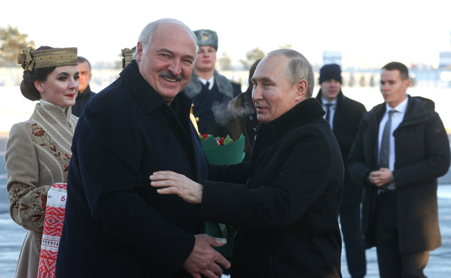 블라디미르 푸틴 러시아 대통령(오른쪽)이 지난해 12월20일 벨라루스 민스크 공항에서 알렉산드르 루카셴코 대통령과 인사를 하고 있다. UPI연합뉴스