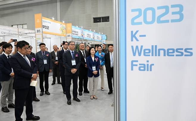 Participants crowd the 2023 K-wellness fair hosted by The Korea Herald and Herald Business at the Suwon convention center on Friday. (Im Se-jun/The Korea Herald)