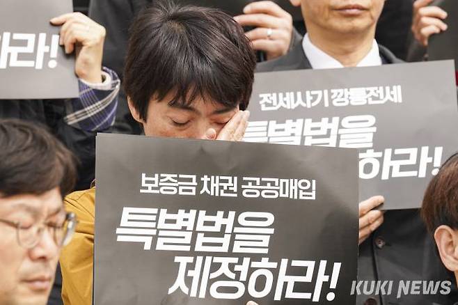 4월 26일 오전 서울 여의도 국회 본청 앞 계단에서 '전세사기·깡통전세 특별법 제정 촉구 기자회견'이 열리고 있다.&nbsp; &nbsp;사진=임형택 기자