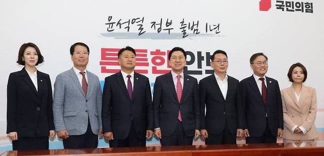 김기현 국민의힘 대표가 지난달 15일 오전 서울 여의도 국회에서 열린 최고위원 보궐선거 선거관리위원회 임명장 수여식에서 참석자들과 기념촬영하고 있다. 왼쪽부터 배현진, 양홍규, 노용호 선거관리위원, 김 대표, 김도읍 선거관리위원장, 홍석준, 함인경 선거관리위원.&nbsp;